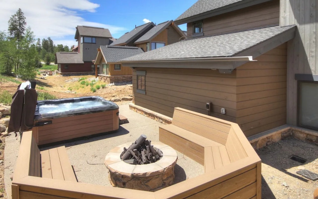 Slope View  3 Bedroom Townhouse by RedAwning