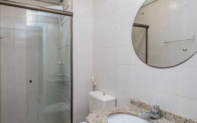 Apto com churrasqueira a 3min da praia EST403