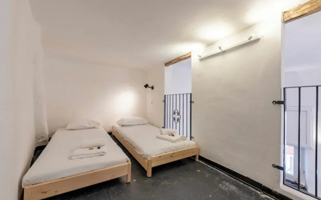 Excellent 2-bed flat in Genoa's Old Town