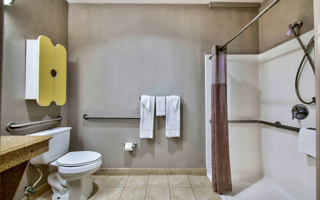 OYO Townhouse Beaumont Medical Center Area