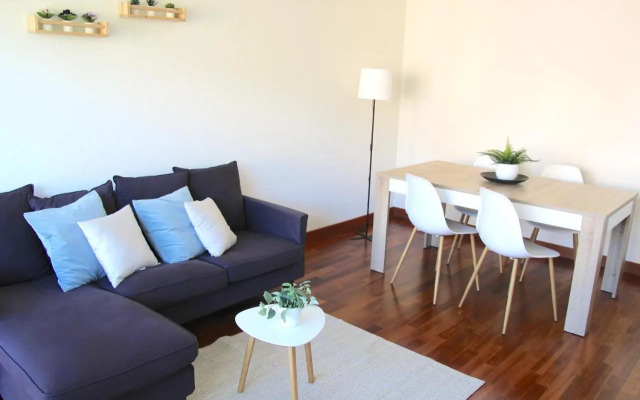 Cozy apartment with Free Parking & close to Lake