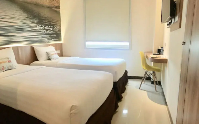 Front One Hotel Airport Solo