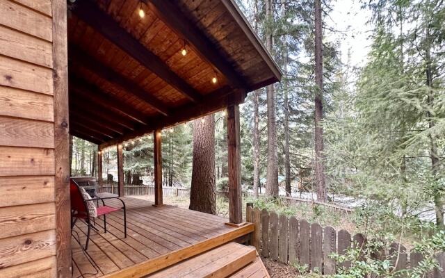 Chipmunk Lodge 2 Bedroom Home by NW Comfy Cabins by RedAwning