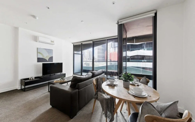 A Lovely 2BR Apt Near Victoria Market, City Views – Guest Rooms – Melbourne
