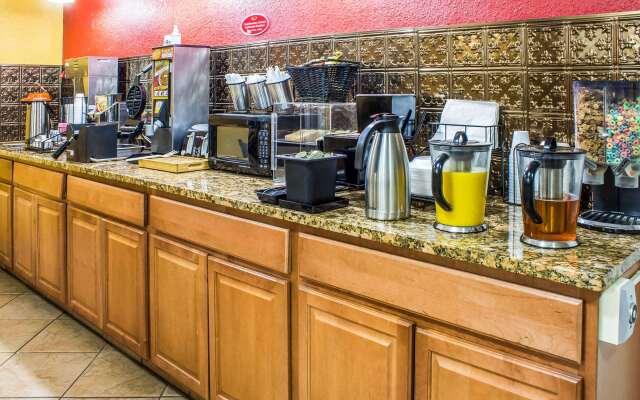 Econo Lodge Inn & Suites Walnut