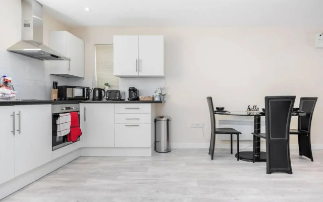 Cosy 2BR Maisonette Near Hospital & Stations