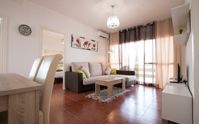 Holidays2Torremolinos Apartamento de 3 dormitorios con terraza y piscina comunitaria