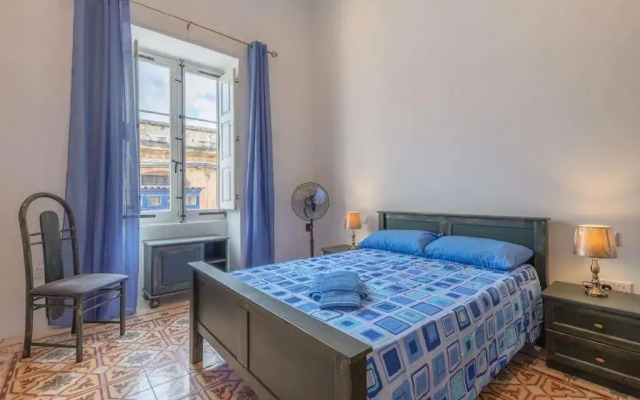 Spacious 4-Bedrooms Townhouse in Tas-Sliema