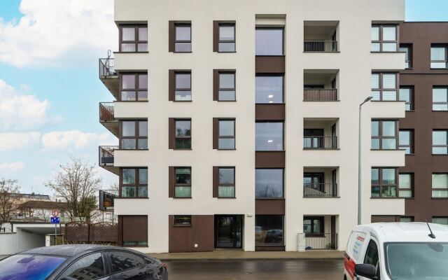 Apartment With Desk in Poznan by Renters