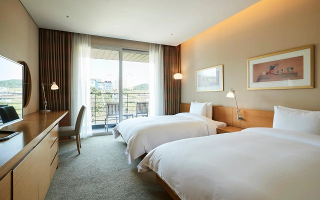 Rolling Hills Hotel