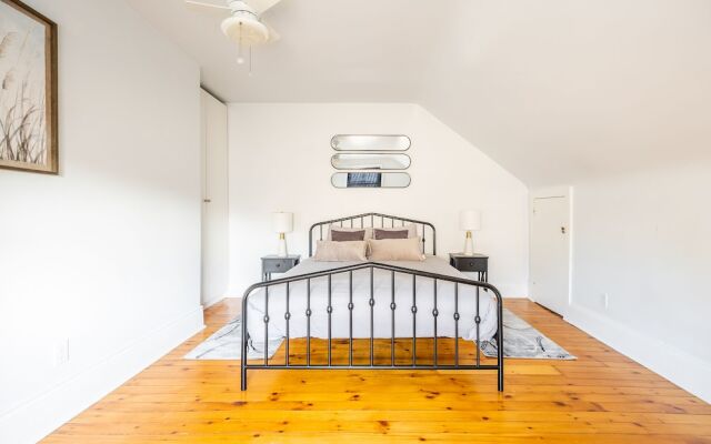 Cozy 5 Bedroom House in Downtown Toronto