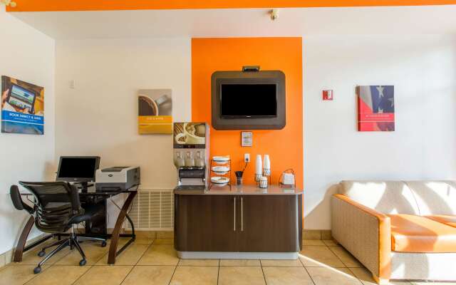 Motel 6 Baraboo, WI - Lake Delton