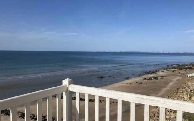 The Benervilloise Villa With its Feet in the Water