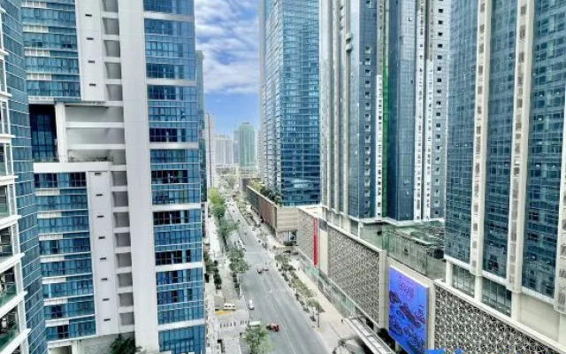 Thompson Suites BGC (Uptown Parksuites)