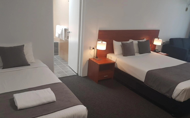 Mid City Motor Inn – Guest Rooms – Singleton