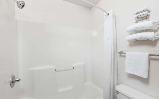 Howard Johnson by Wyndham Wichita Airport