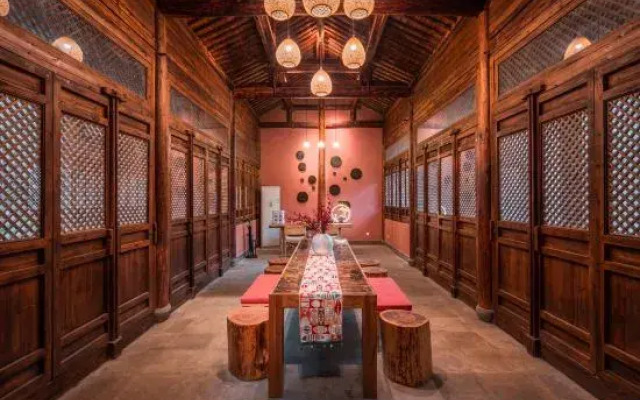 Puyuan fashion ancient town theme inn
