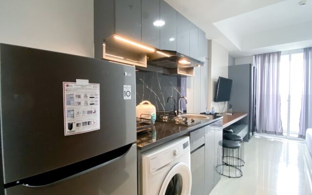 Cozy Living And Warm Studio Apartment At West Vista