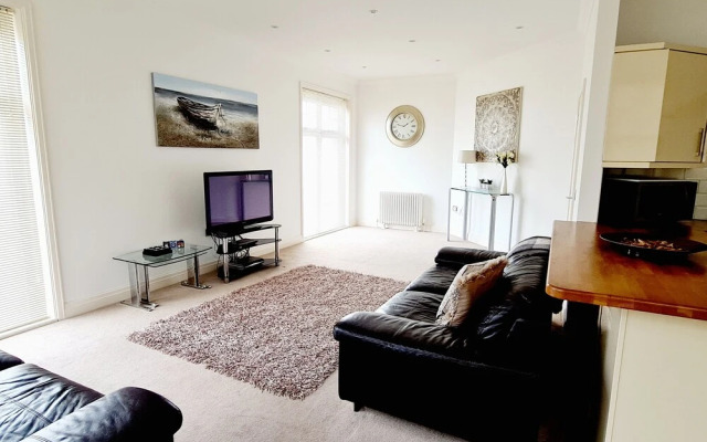 Seas the Day - Luxury Beach Apartment - Sleeps 4