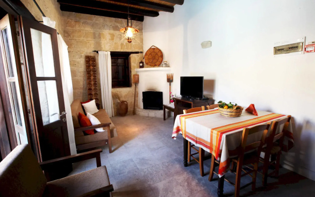 Leonidas Village Houses