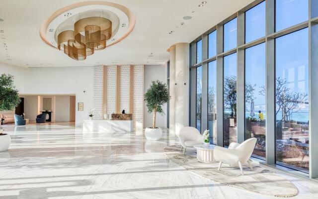 Exclusive Sea View Apartment on the Arabian Gulf