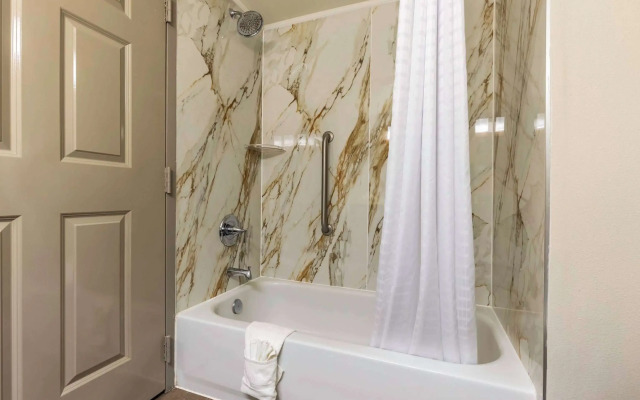 Wingate by Wyndham Lafayette Airport