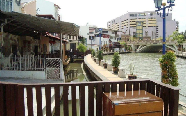 River Golden House - Hostel