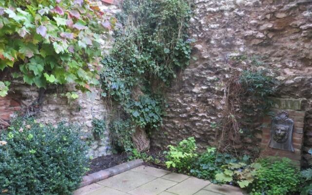 The Garden Flat Tucked Away Close To Amenities