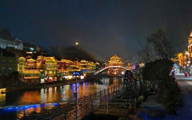 Xiangxi Phoenix Long River Inn