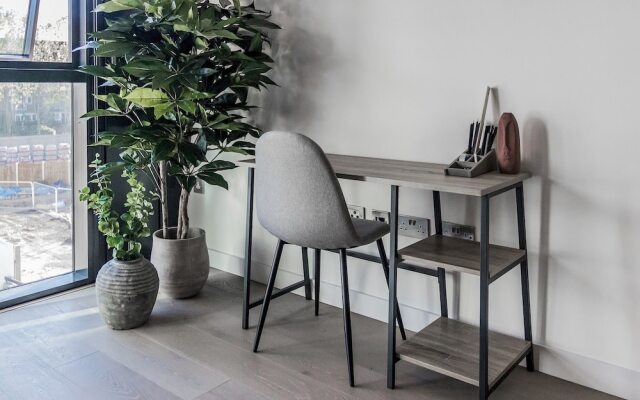 Studio With Balcony in Hill House