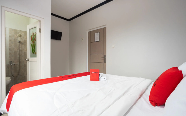 RedDoorz near Botani Square Mall