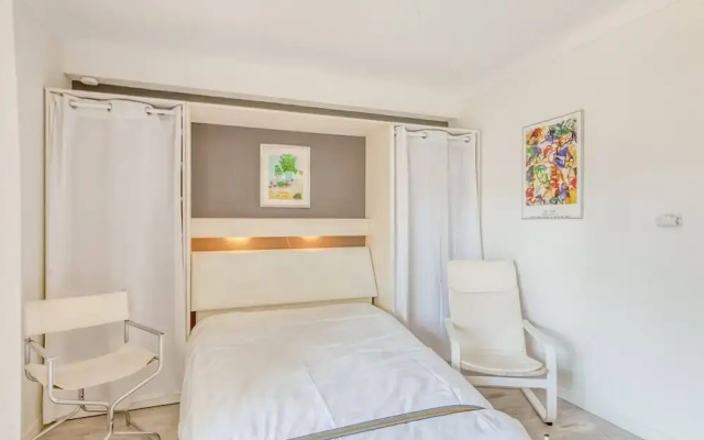 Charming Studio Apartment With Private Balcony in Cannes
