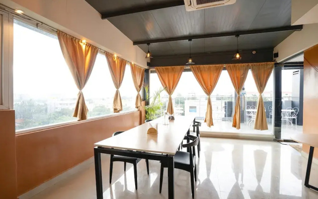 Fabhotel Royal Sterling