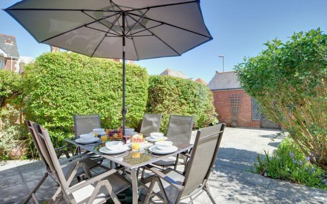 Chic Holiday Home in Swanage With Garden