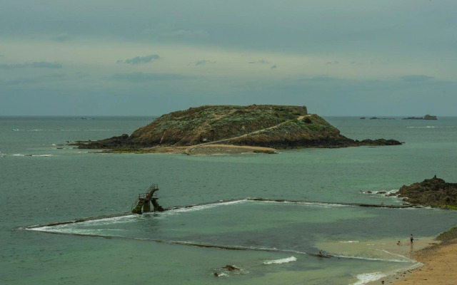 Hotel De La Porte Saint Pierre