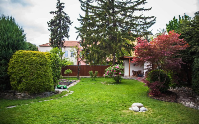 Black Field Apartment