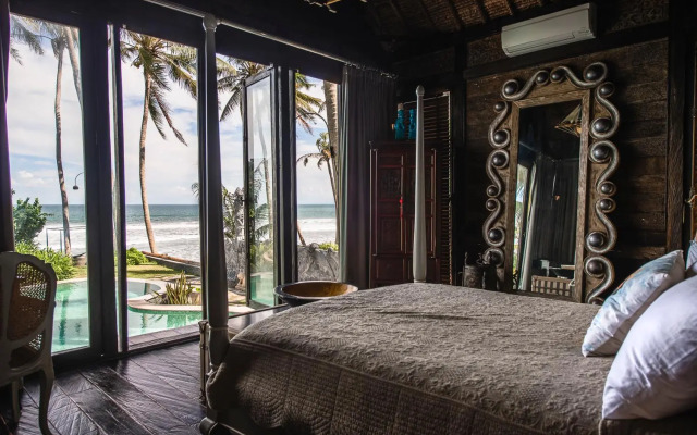 Absolute Beachfront Romantic Villa Laut
