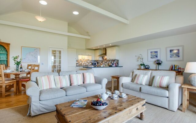 Lovely Holiday Home in Edmonton With Garden