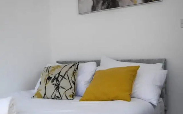 Stylish 4 Bed Apartment- Private Garden & Sleeps 8