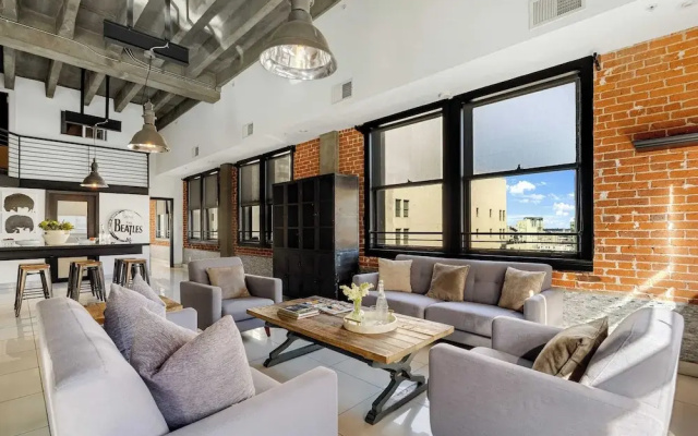 Skyline Lofts by Avantstay: a Multi-level Industrial-chic Retreat in Dtla With Rooftop Views, Soaring Ceilings & Steps to Dining, Music & Culture