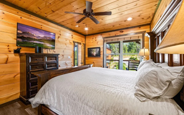 Mountain Skyy 3 Bedroom Cabin by RedAwning