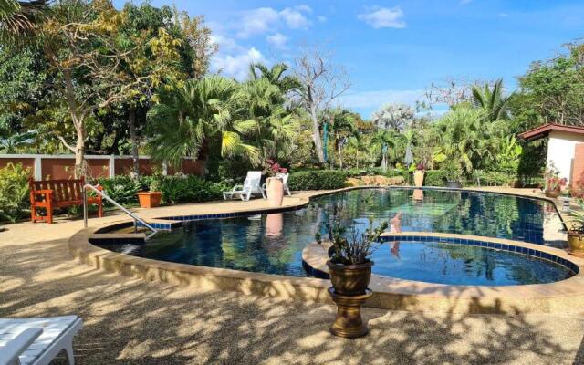 Schönes Bungalow mit Gemeinschaftichem Außenpool und 2km vom Sandstrand Enfernt