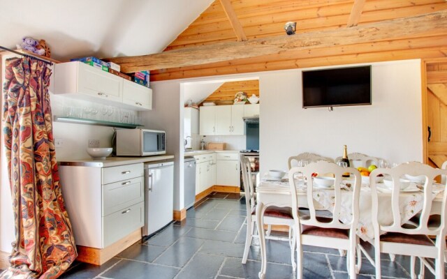 Superb Holiday Home in Broad Street Kent With Graden