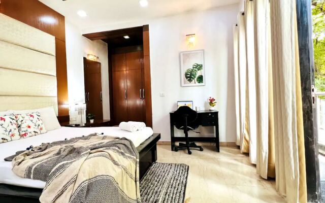 Bluo 3Bhk Green Park, Private Garden Balcony, Lift