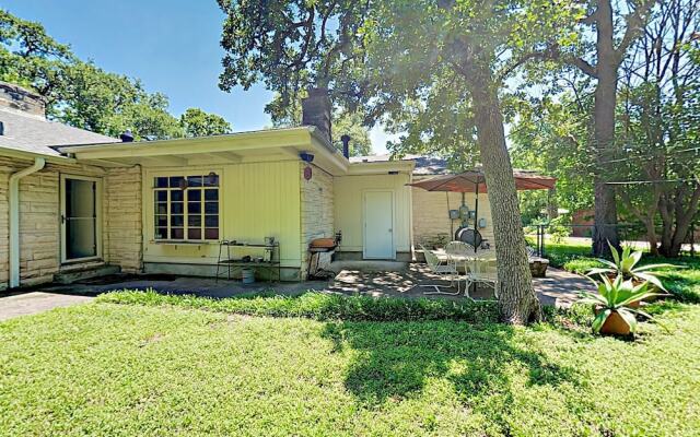 Light-Filled Charmer - 2 Br Home