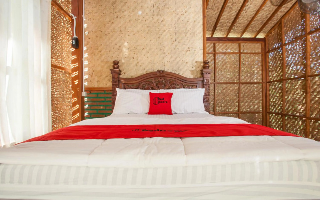 RedDoorz near Karangasem Train Station 2 – Guest Rooms – Banyuwangi