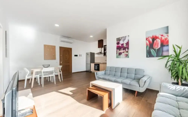 Spacious Apartment by the Beach - Tulipani