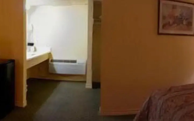 Sunday House Inn and Suites