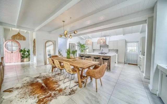 Flamingo Villa Beach Pool Luxury Solar Back Up