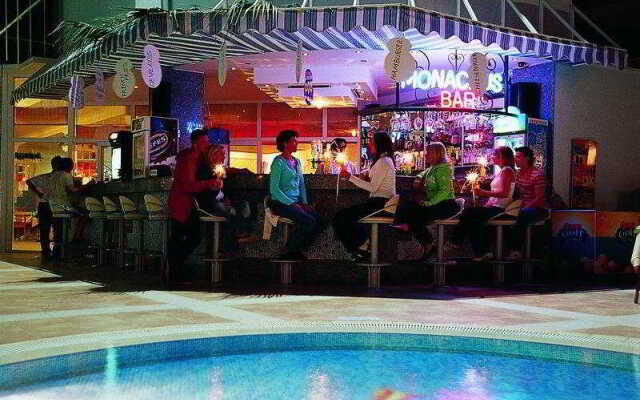 Mesut Hotel Family